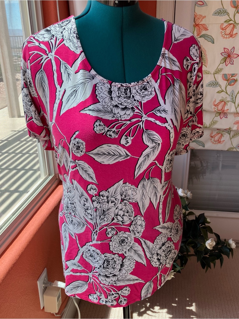Alfani Fuchsia and White Floral Short-Sleeve Tee 3X - Picture 2 of 6